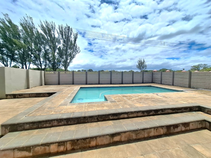 6 Bedroom Property for Sale in Gonubie Eastern Cape
